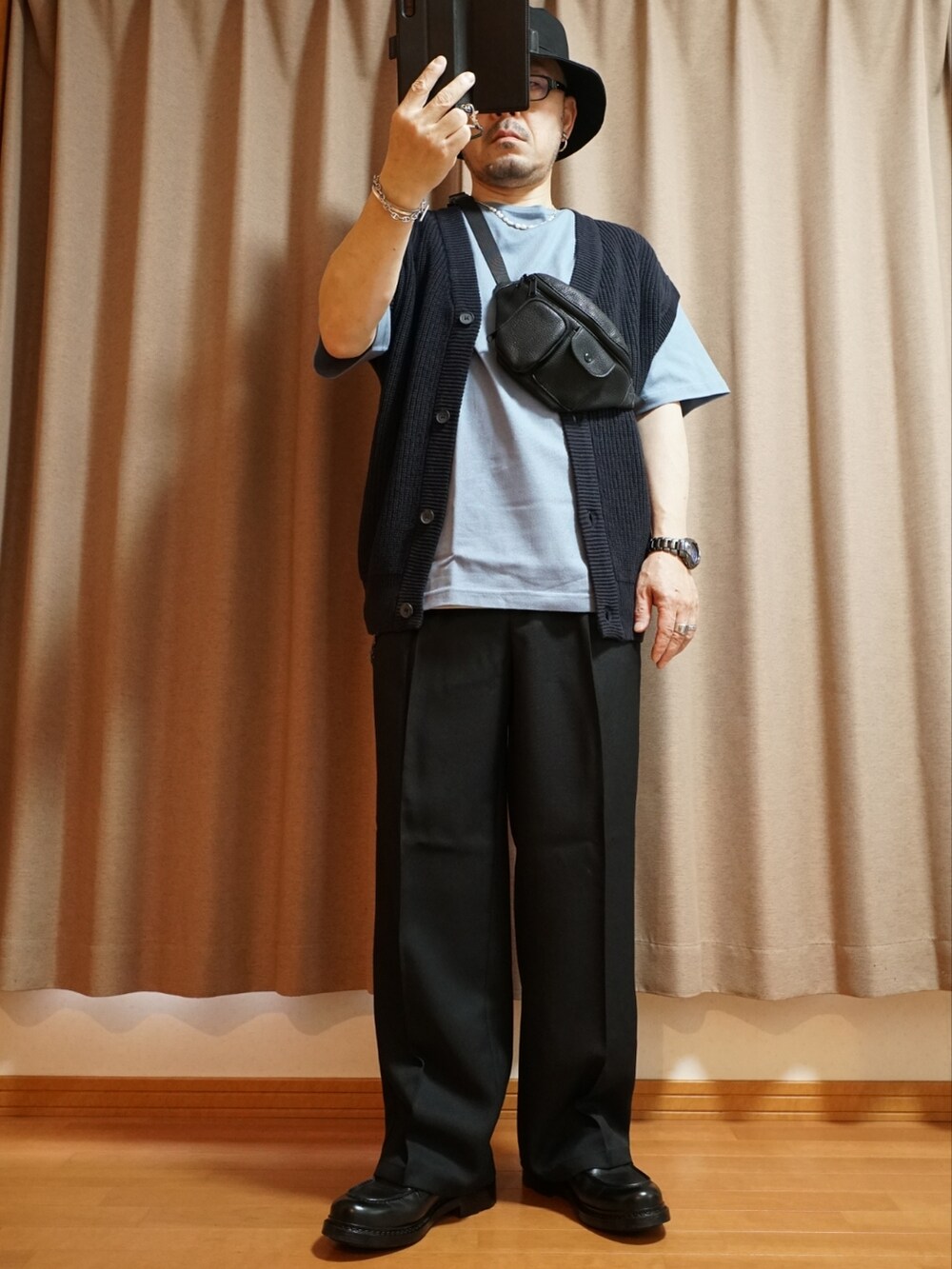 ブラック系のシューズ、ブラック系のパンツ、ブラック系のボディバッグ/ウエストポーチを着用したメンズの夏コーディネートの5枚目の写真