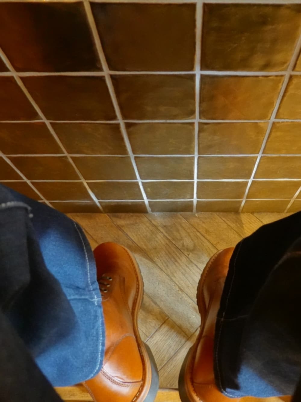 ブラウン系のブーツ、ブルー系のデニムパンツ、ブラック系のブルゾンを着用したメンズの春コーディネートの4枚目の写真