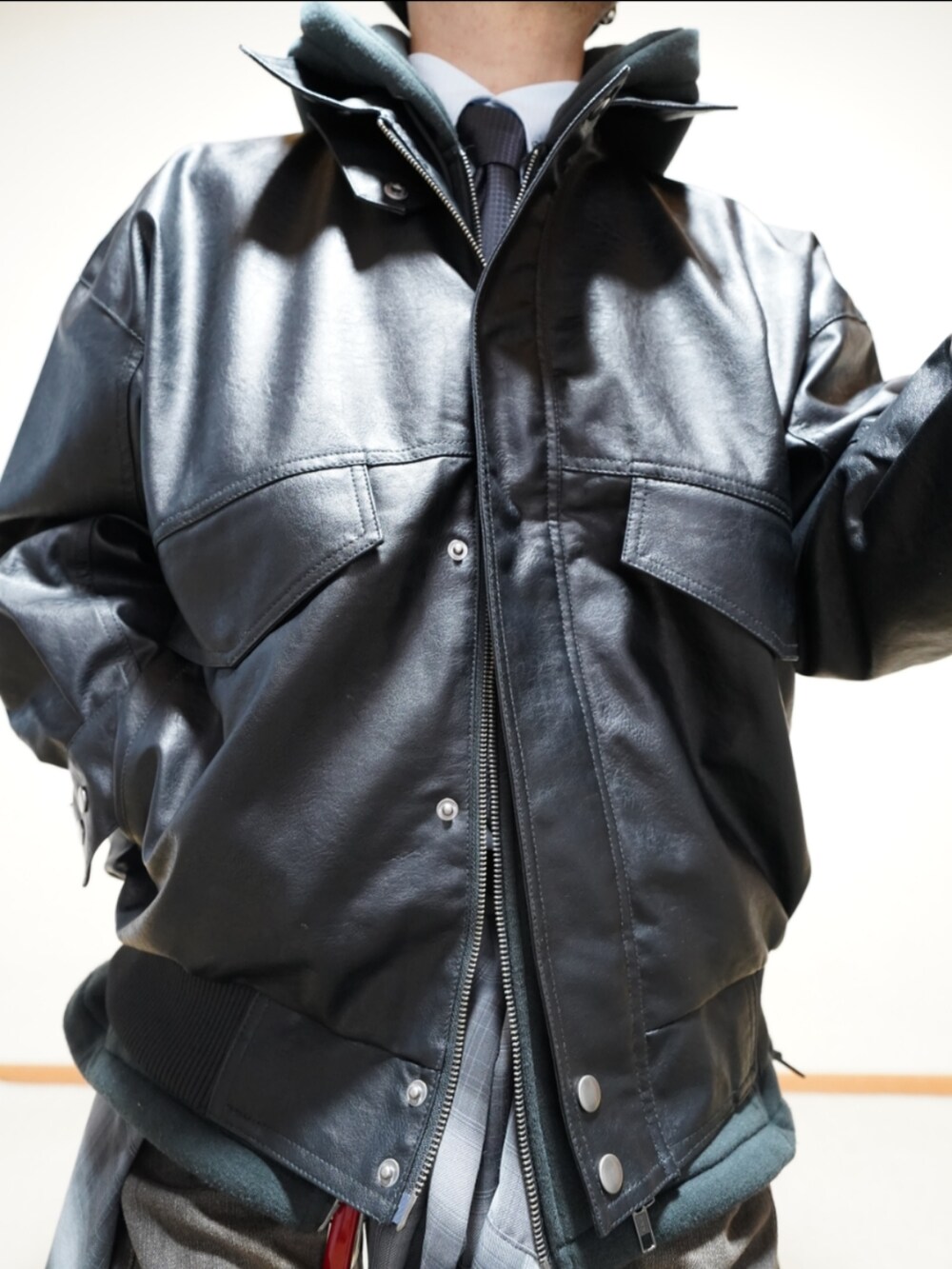 ブラック系のシューズ、ブラック系のデニムパンツ、ブラック系のシャツ/ブラウスを着用したメンズの冬コーディネートの3枚目の写真