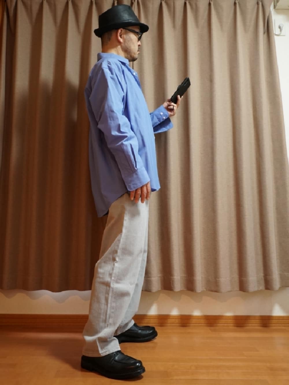 ブラック系のシューズ、グレー系のデニムパンツ、ホワイト系のタンクトップを着用したメンズの夏コーディネートの4枚目の写真