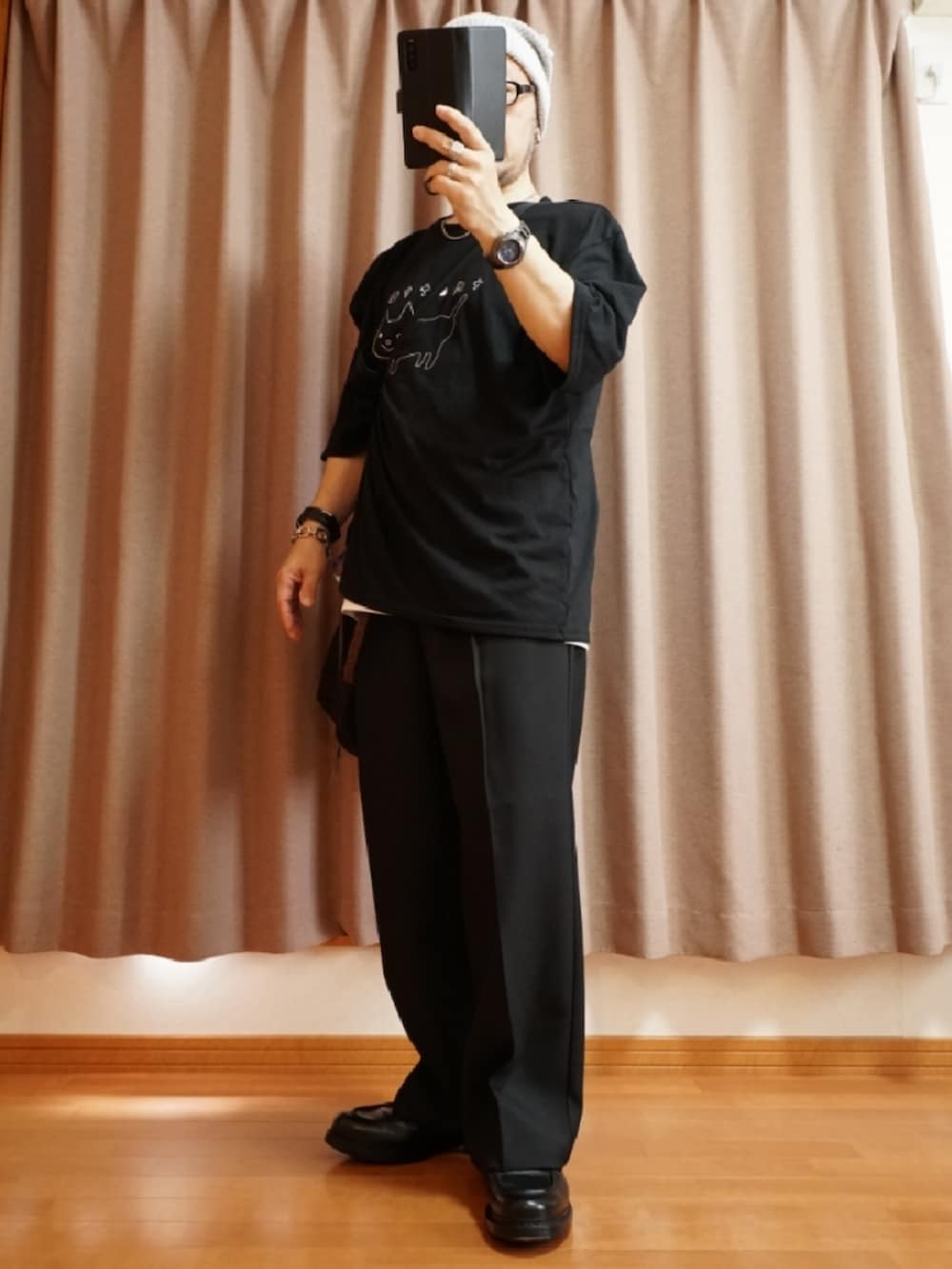 ブラック系のトップス、ブラック系のシューズ、ブラック系のパンツを着用したメンズの夏コーディネートの2枚目の写真