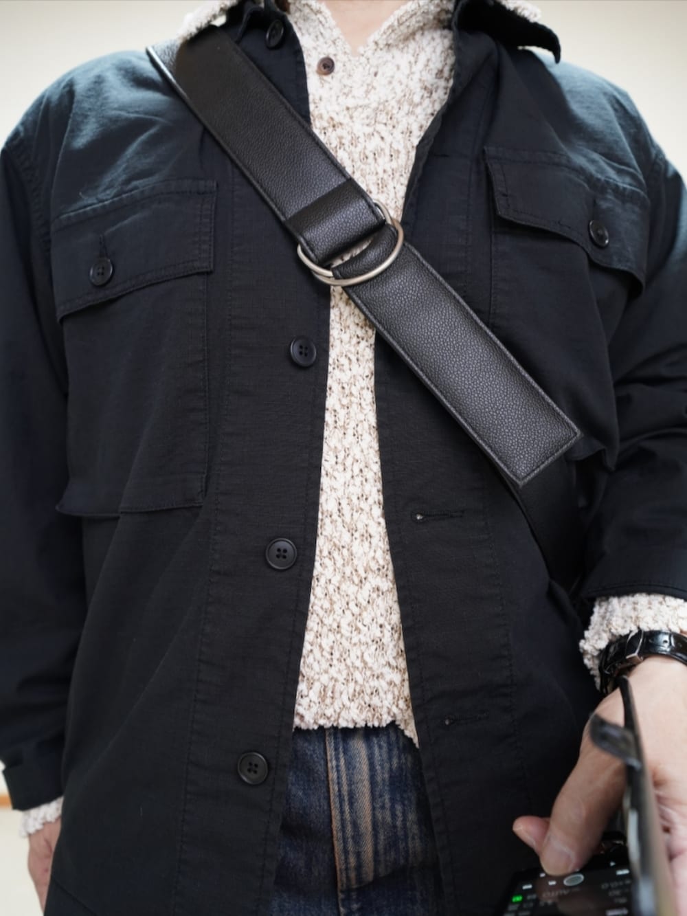 ブラック系のシューズ、ブルー系のデニムパンツ、ブラック系のシャツ/ブラウスを着用したメンズの春コーディネートの4枚目の写真