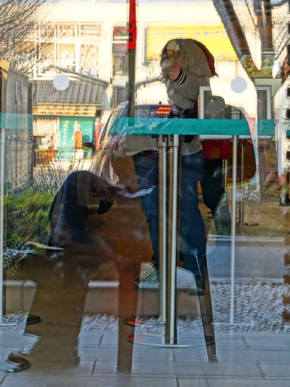 ブラック系のシューズ、ブルー系のデニムパンツ、ホワイト系のシャツ/ブラウスを着用したメンズの春コーディネートの2枚目の写真