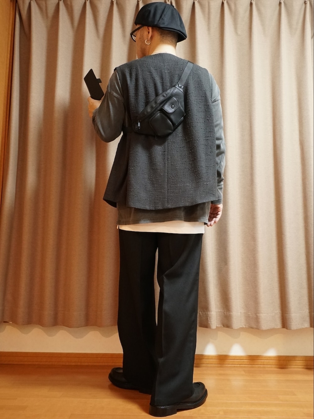 ブラック系のシューズ、ブラック系のパンツ、ホワイト系のタンクトップを着用したメンズの夏コーディネートの3枚目の写真