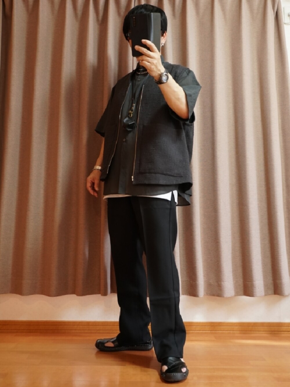 ブラック系のシューズ、ブラック系のパンツ、グレー系のシャツ/ブラウスを着用したメンズの夏コーディネートの2枚目の写真