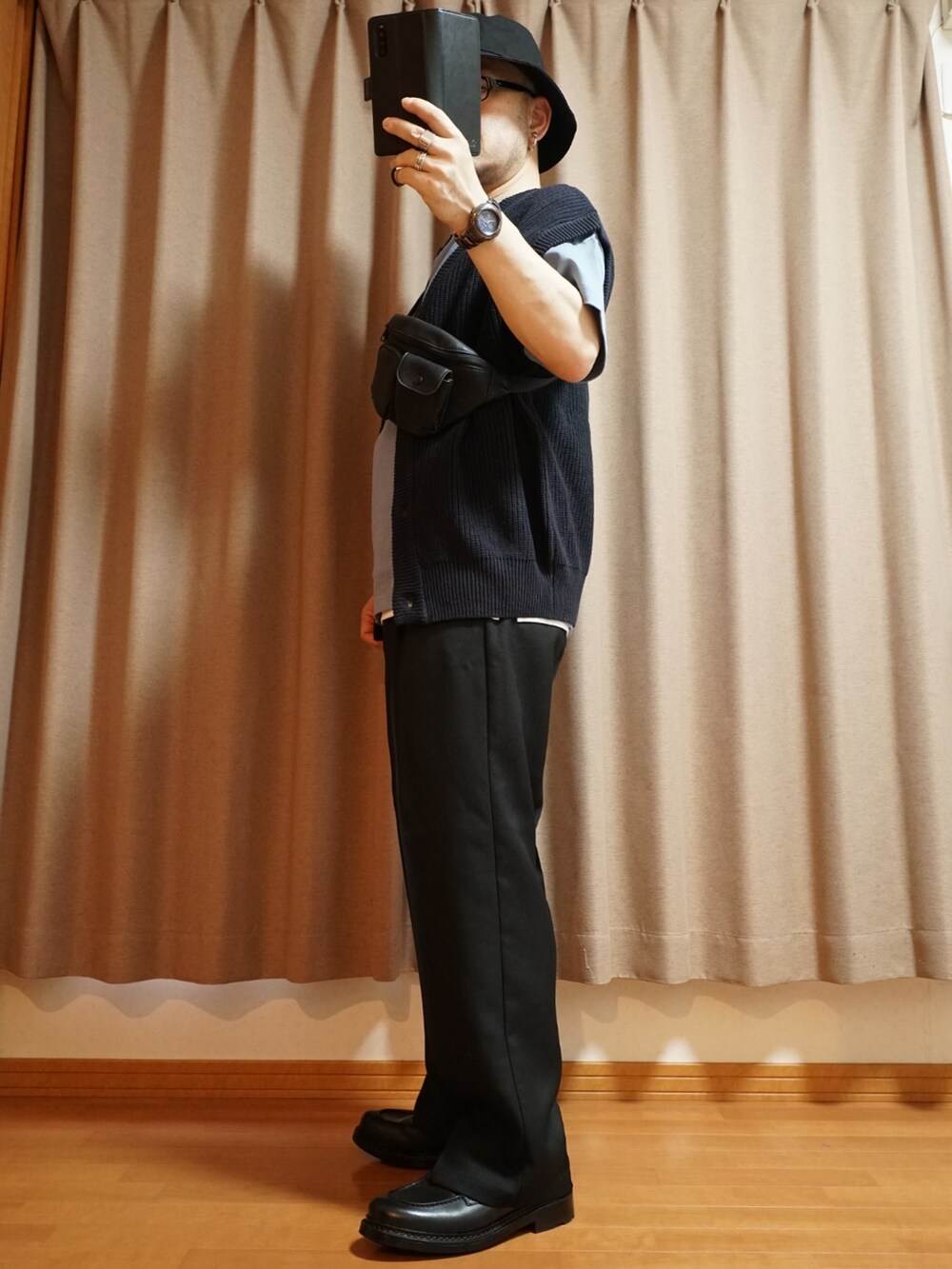 ブラック系のシューズ、ブラック系のパンツ、ブラック系のボディバッグ/ウエストポーチを着用したメンズの夏コーディネートの2枚目の写真