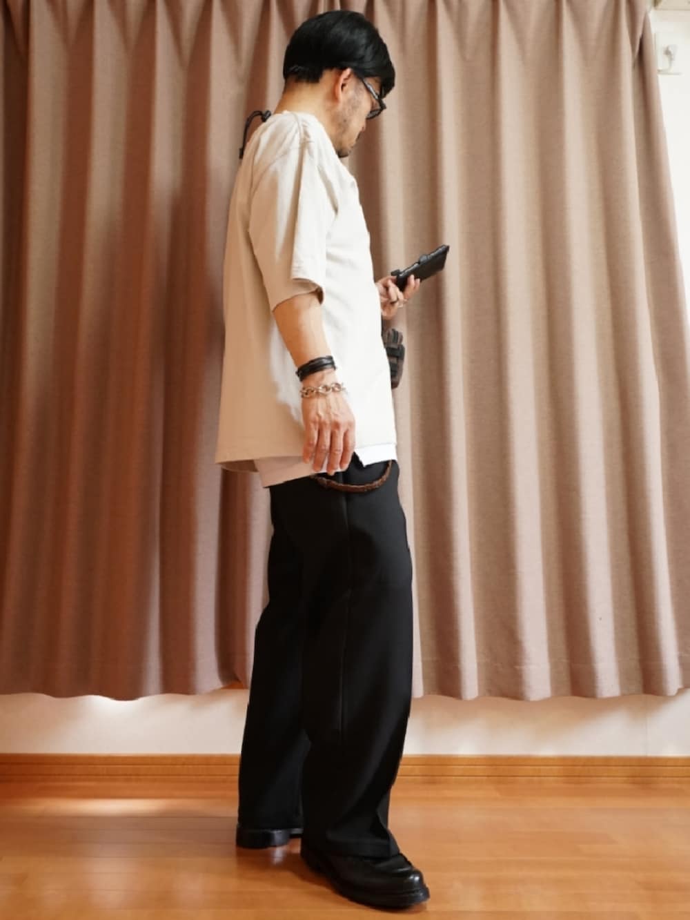 ブラック系のシューズ、ブラック系のパンツ、ホワイト系のタンクトップを着用したメンズの夏コーディネートの4枚目の写真