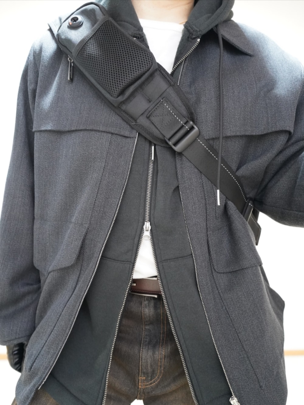 ブラック系のシューズ、ブラック系のデニムパンツ、ブラック系のパーカーを着用したメンズの春コーディネートの4枚目の写真