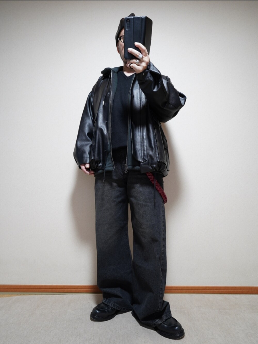 ブラック系のシューズ、ブラック系のデニムパンツ、ブラック系のニット/セーターを着用したメンズの冬コーディネートの2枚目の写真