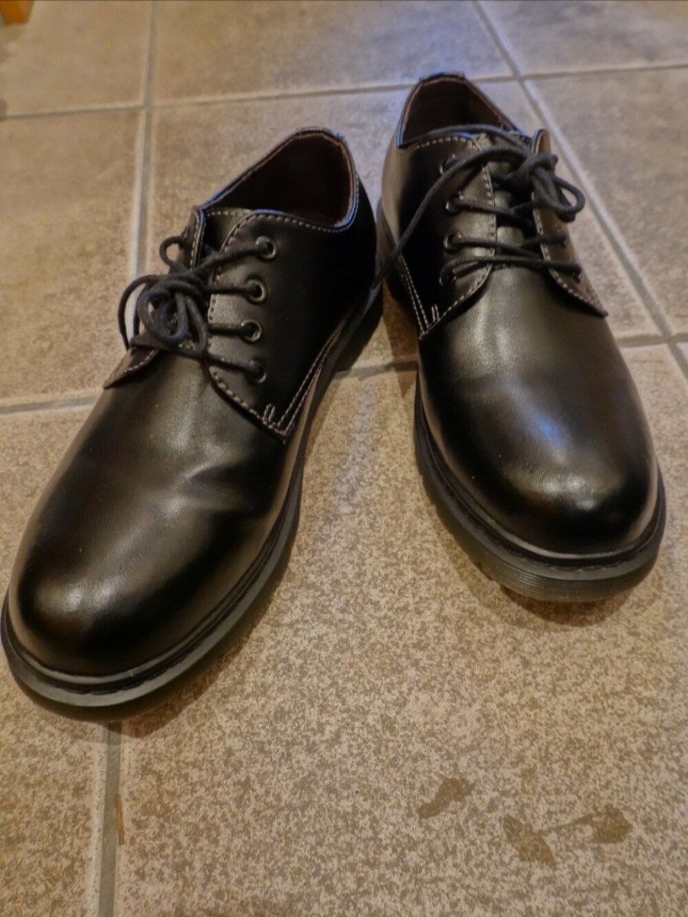 ブラック系のシューズ、グレー系のデニムパンツ、ブラック系のTシャツ/カットソーを着用したメンズの春コーディネートの4枚目の写真