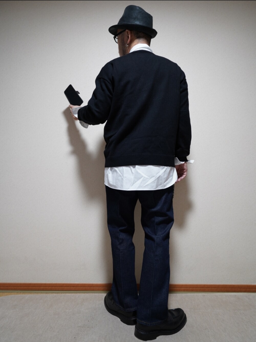 ブラック系のシューズ、ブルー系のデニムパンツ、ホワイト系のシャツ/ブラウスを着用したメンズの春コーディネートの4枚目の写真