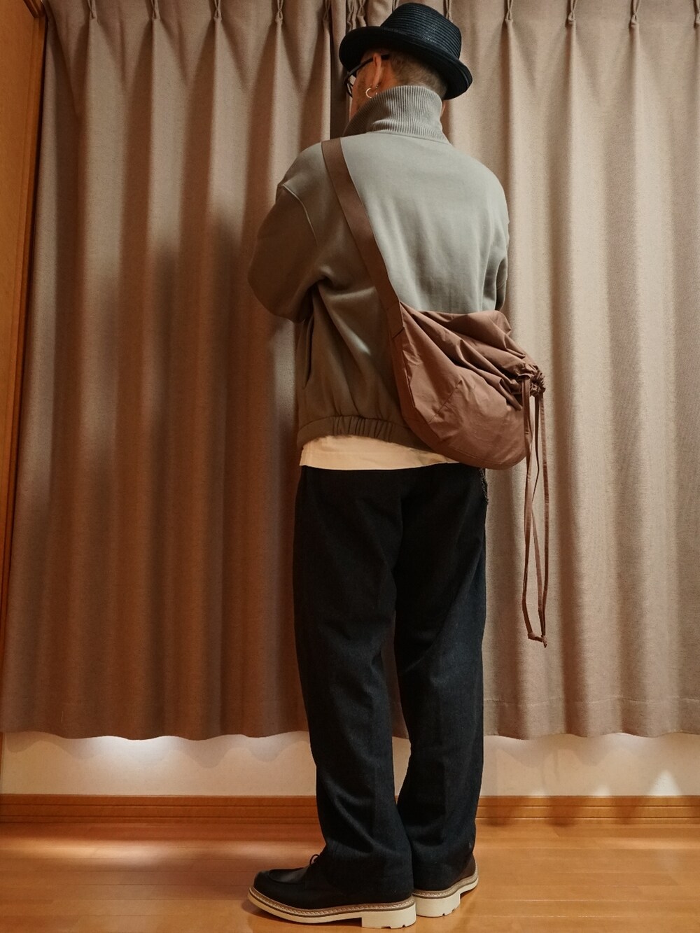 ブラック系のシューズ、グレー系のパンツ、ホワイト系のTシャツ/カットソーを着用したメンズの秋コーディネートの2枚目の写真