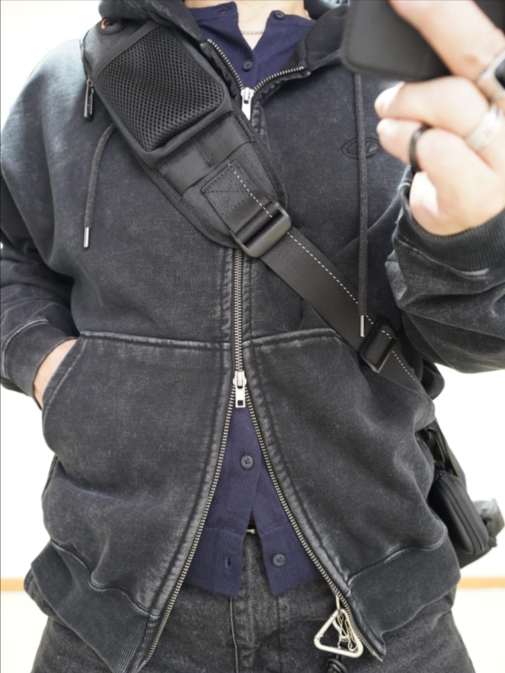 ブラック系のドレスシューズ、ブラック系のデニムパンツ、ブルー系のカーディガン/ボレロを着用したメンズの秋コーディネートの4枚目の写真