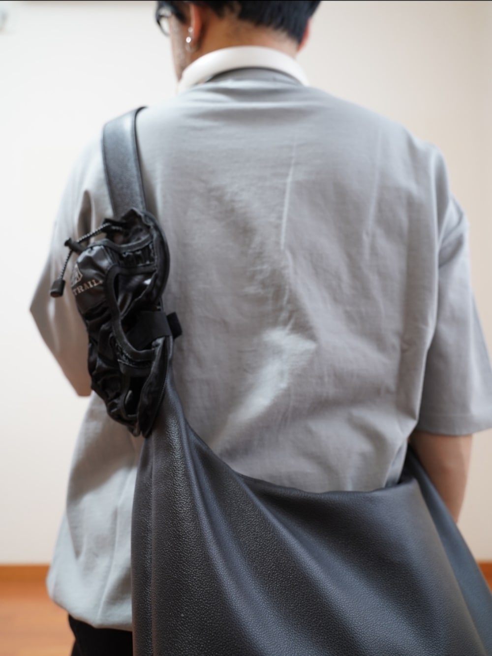 ブラック系のサンダル、グレー系のデニムパンツ、グレー系のTシャツ/カットソーを着用したメンズの夏コーディネートの4枚目の写真