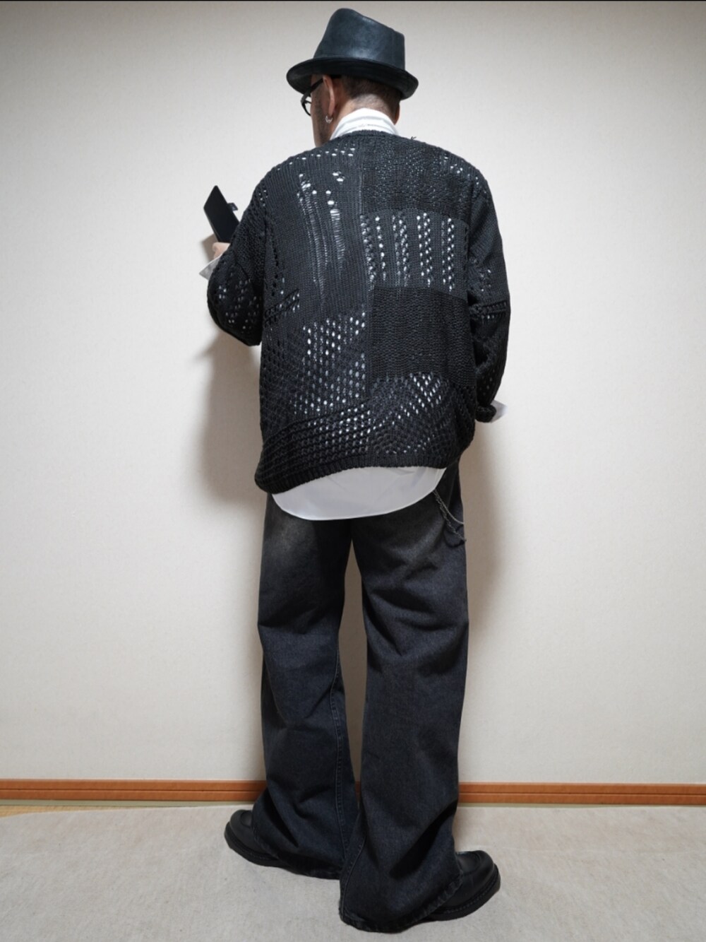 ブラック系のシューズ、ブラック系のデニムパンツ、ホワイト系のシャツ/ブラウスを着用したメンズの春コーディネートの4枚目の写真