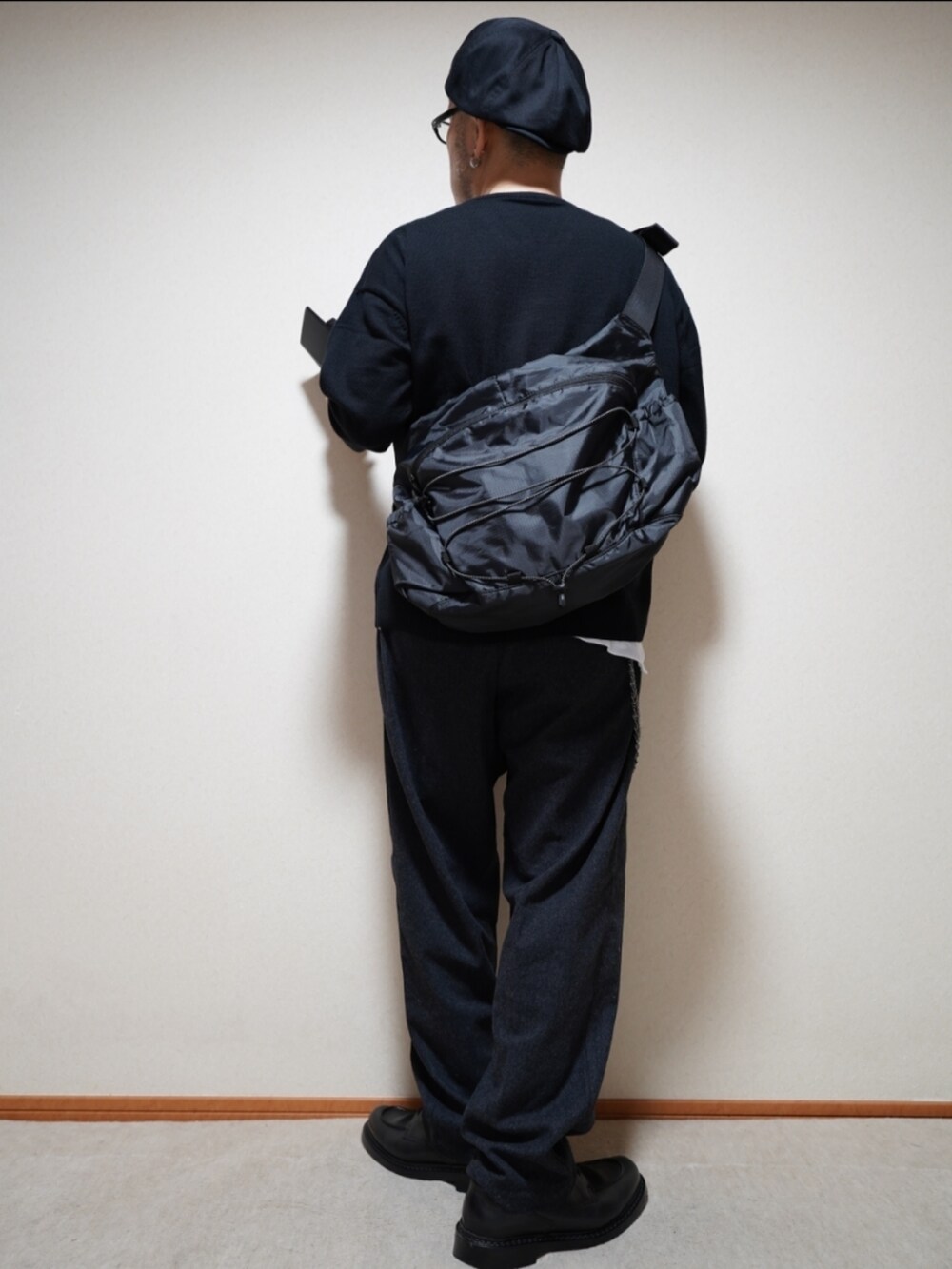 「レイヤードスタイル、メンズファッション、お洒落さんとつながりたい、大人カジュアル、休日コーデ、シンプルスタイル、スラックス、きれいめカジュアル、お出かけコーデ、ユニクロ、キャスケット、革靴、メッセンジャーバッグ」｜「G.C.morelliのアイテム（シューズ、ブラック系）」を使った、宣さん（メンズ・168cm）の秋コーディネートの3枚目の写真
