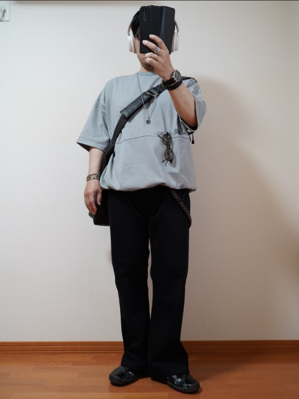 ブラック系のサンダル、グレー系のデニムパンツ、グレー系のTシャツ/カットソーを着用したメンズの夏コーディネートの3枚目の写真