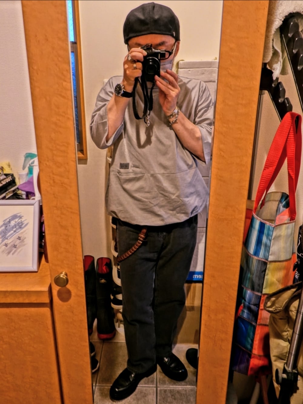 ブラック系のシューズ、グレー系のデニムパンツ、グレー系のTシャツ/カットソーを着用したメンズの夏コーディネートの2枚目の写真