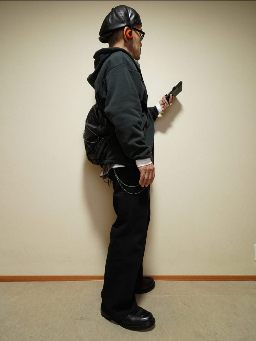 ブラック系のシューズ、グレー系のデニムパンツ、ブラウン系のシャツ/ブラウスを着用したメンズの春コーディネートの4枚目の写真