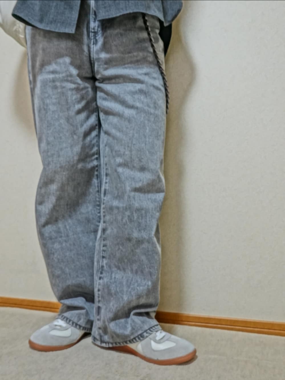 ホワイト系のスニーカー、グレー系のデニムパンツ、グレー系のシャツ/ブラウスを着用したメンズの秋コーディネートの4枚目の写真