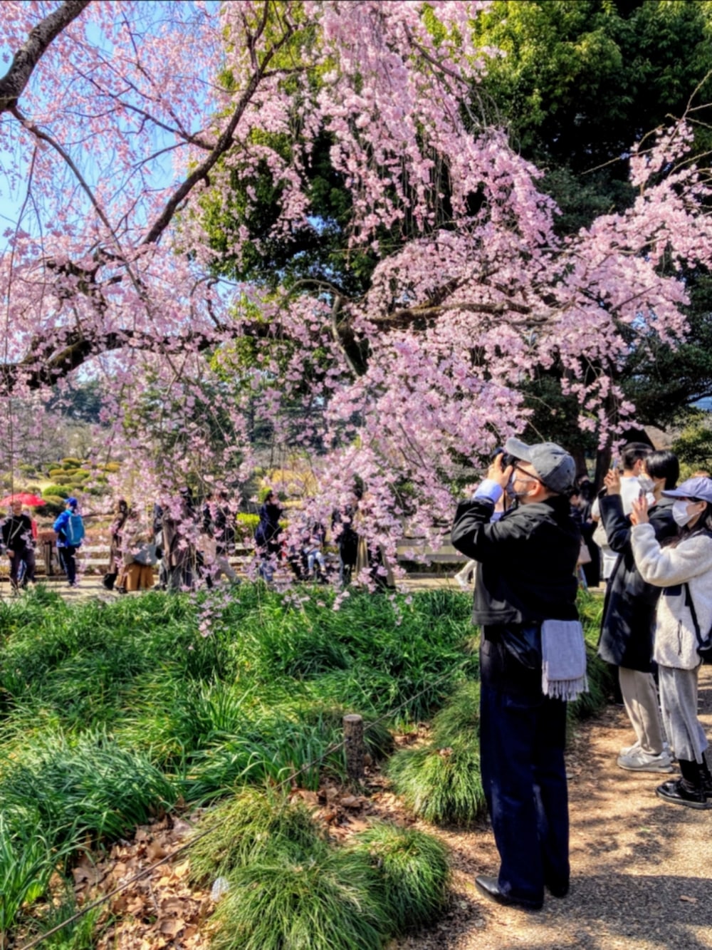 ブラック系のブーツ、ブルー系のデニムパンツ、グレー系のシャツ/ブラウスを着用したメンズの春コーディネートの2枚目の写真