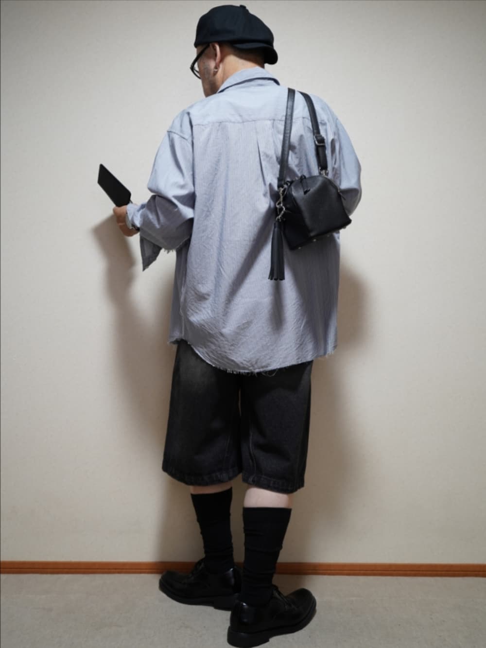 ブラック系のシューズ、ブラック系のその他パンツ、グレー系のタンクトップを着用したメンズの夏コーディネートの3枚目の写真