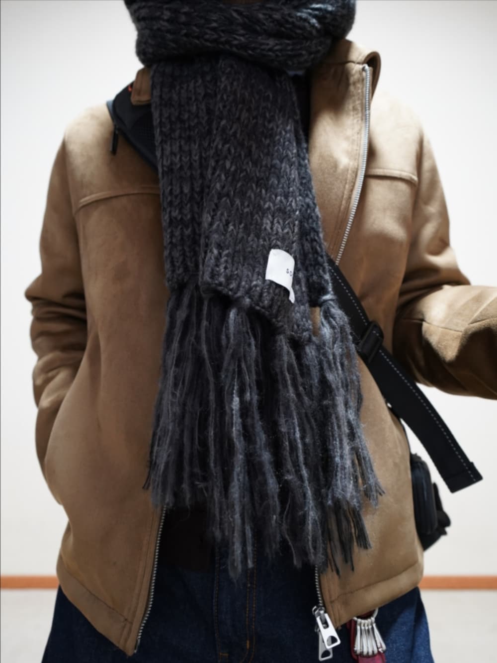 ブラック系のドレスシューズ、ブルー系のデニムパンツ、ブラウン系のジャケット/アウターを着用したメンズの冬コーディネートの3枚目の写真