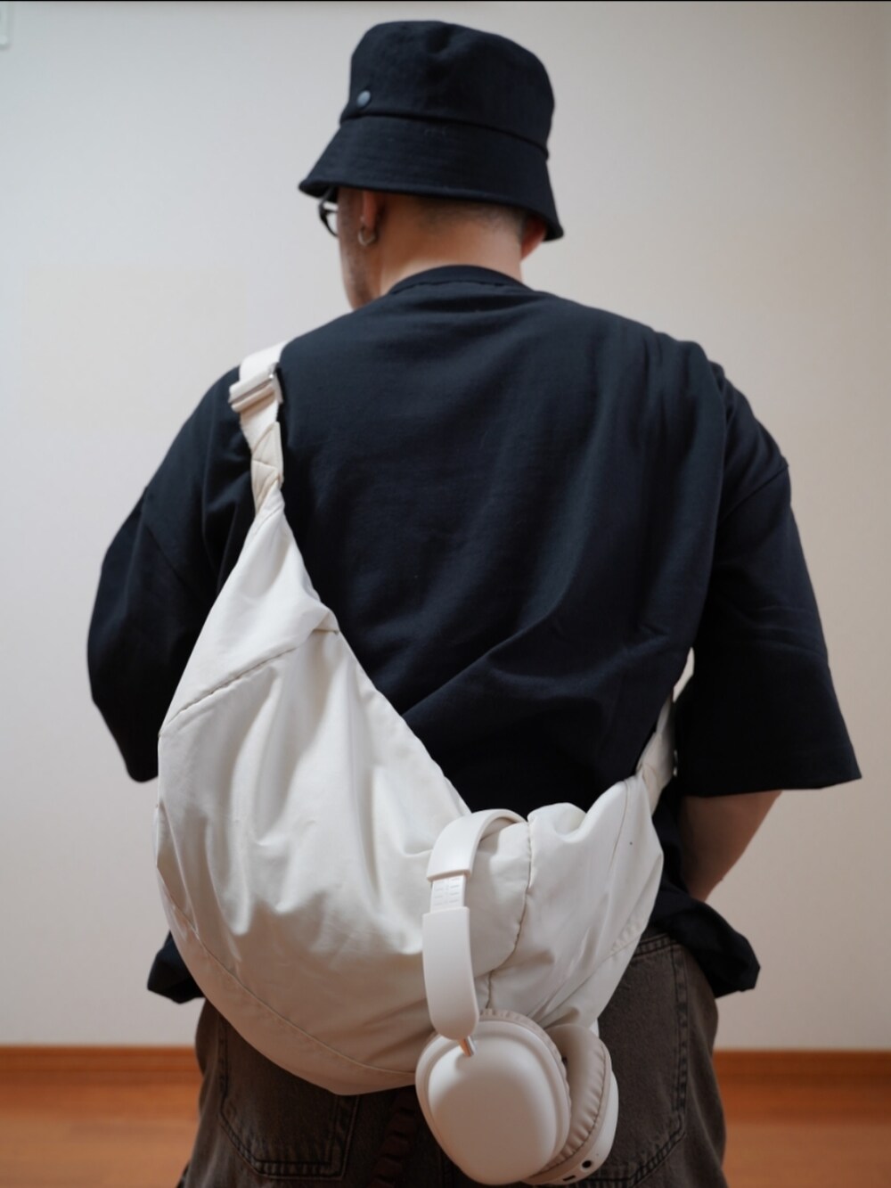 ブラック系のシューズ、ブラウン系のデニムパンツ、ブラック系のTシャツ/カットソーを着用したメンズの夏コーディネートの3枚目の写真