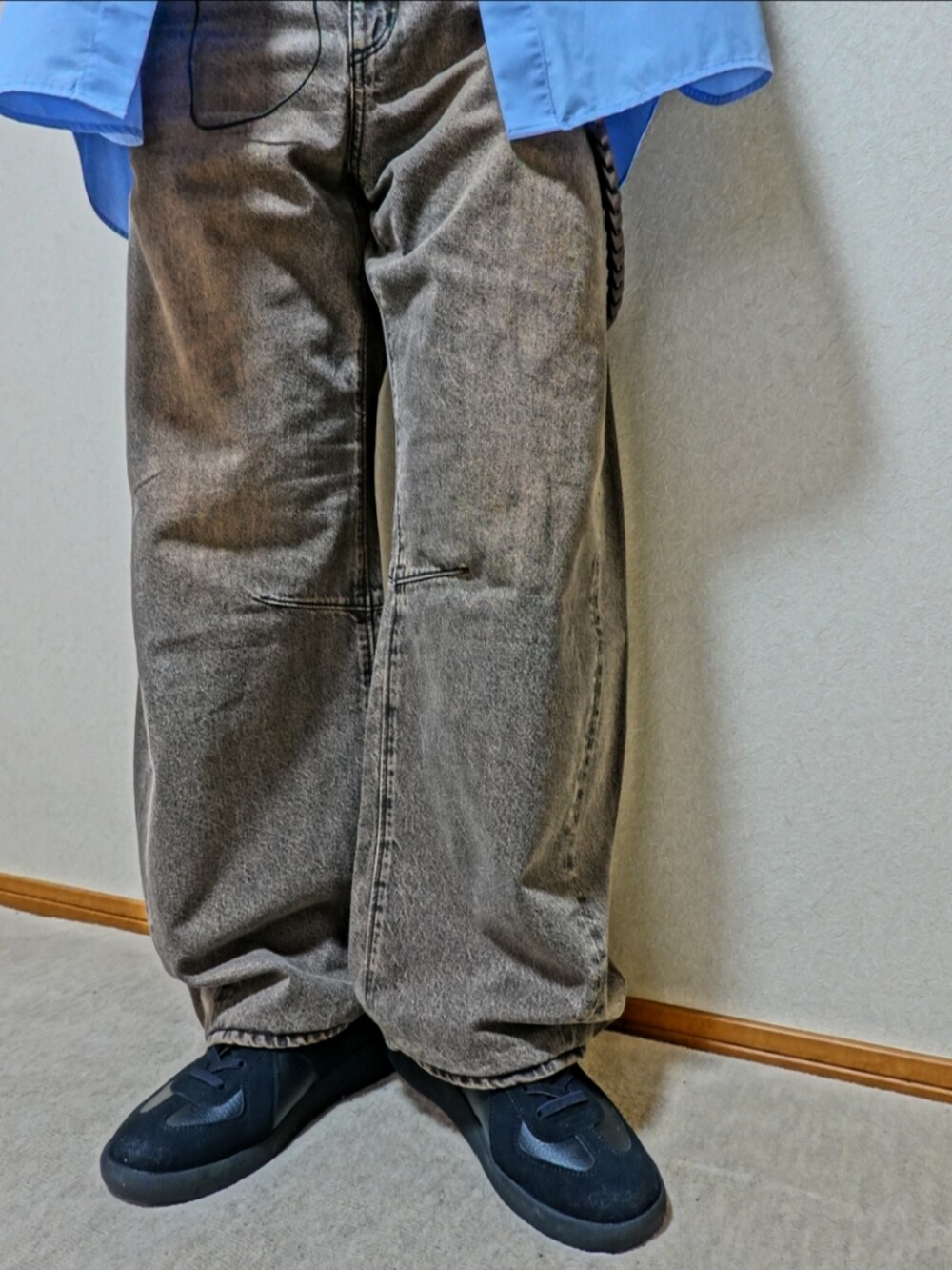 ブラック系のスニーカー、ブラウン系のデニムパンツ、ブラック系のショルダーバッグを着用したメンズの夏コーディネートの4枚目の写真