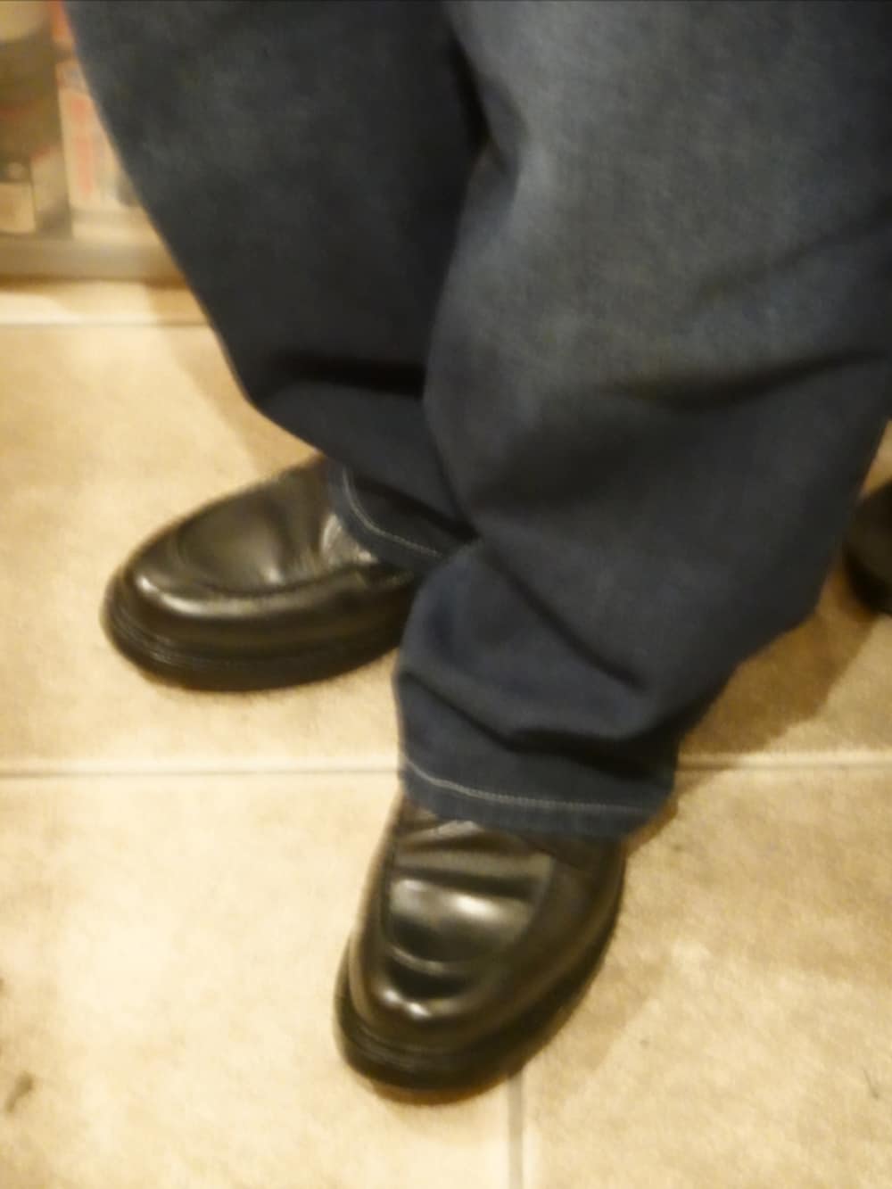 ブラック系のシューズ、ブルー系のデニムパンツ、ホワイト系のシャツ/ブラウスを着用したメンズの春コーディネートの5枚目の写真