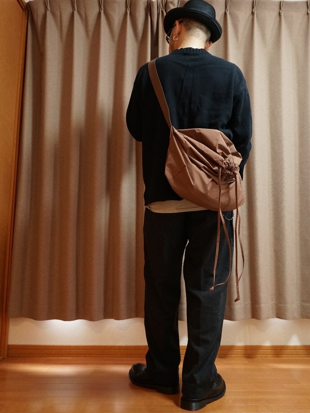 「オーバーサイズ、UNIQLO、ユニクロ、ショルダーバッグ、ハット、マーチン、+J」｜「UNIQLOのウールブレンドタックパンツ　+J（パンツ、グレー系）」を使った、宣さん（メンズ・168cm）の秋コーディネートの3枚目の写真