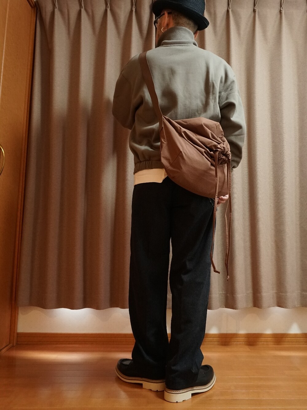 ブラック系のシューズ、グレー系のパンツ、ホワイト系のTシャツ/カットソーを着用したメンズの秋コーディネートの4枚目の写真