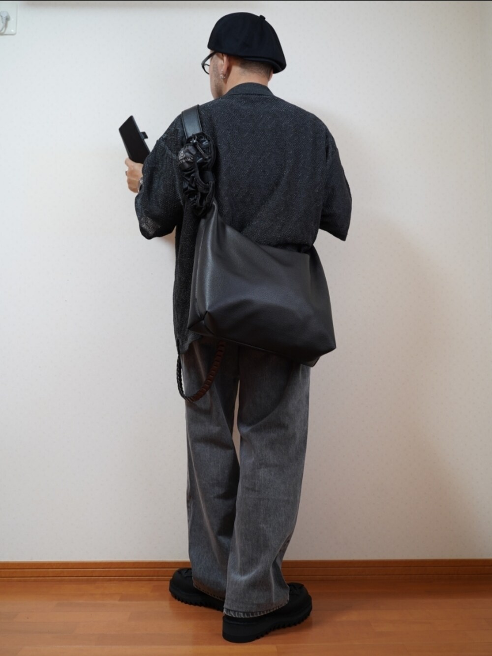 ブラック系のシューズ、グレー系のデニムパンツ、グレー系のシャツ/ブラウスを着用したメンズの夏コーディネートの2枚目の写真