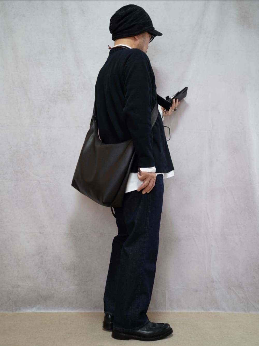 ブラック系のシューズ、ブルー系のデニムパンツ、ホワイト系のシャツ/ブラウスを着用したメンズの春コーディネートの4枚目の写真