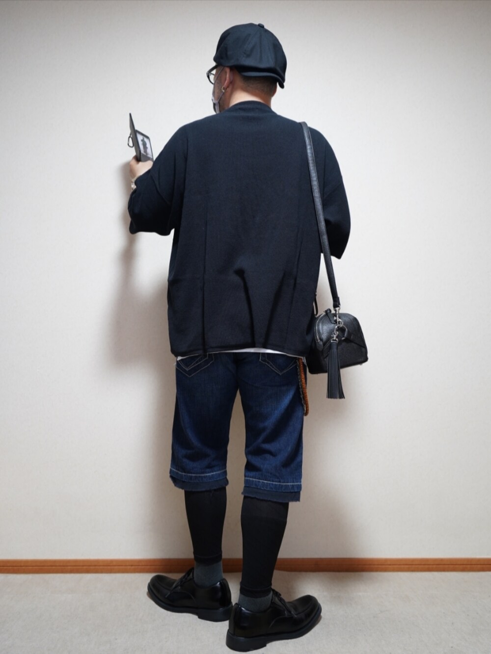 ブラック系のシューズ、ブルー系のパンツ、ブラック系のTシャツ/カットソーを着用したメンズの夏コーディネートの3枚目の写真