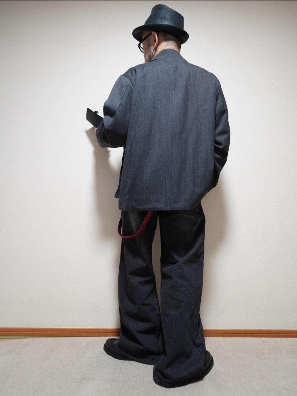 ブラック系のシューズ、ブラック系のデニムパンツ、ブラック系のニット/セーターを着用したメンズの冬コーディネートの3枚目の写真