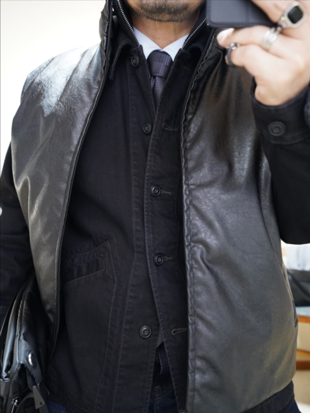 ブラック系のブーツ、ブルー系のデニムパンツ、ブラック系のデニムジャケットを着用したメンズの春コーディネートの3枚目の写真