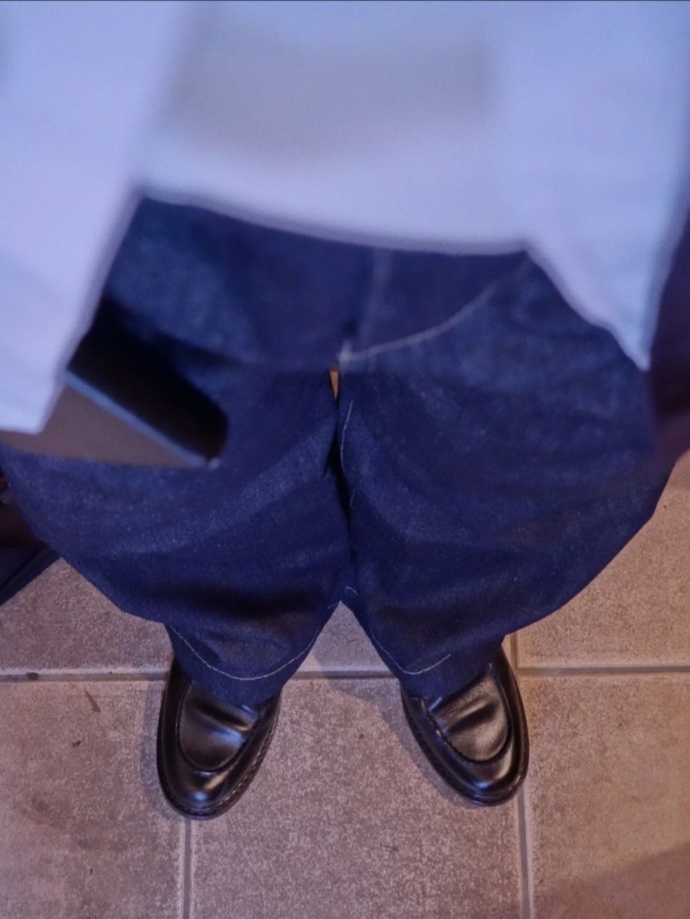 ブラック系のシューズ、ブルー系のデニムパンツ、ホワイト系のシャツ/ブラウスを着用したメンズの秋コーディネートの3枚目の写真