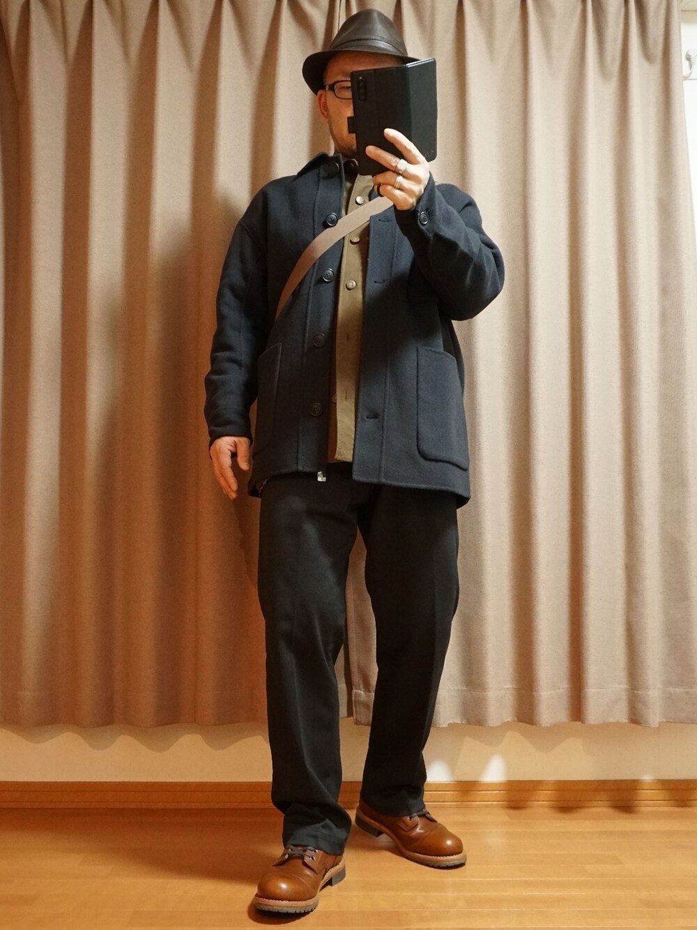 「オーバーサイズ、シャツジャケット、ショルダーバッグ、ハット、ブーツ」｜「Hawkinsの6INCH DRESS BOOT TAN　　　　　　　　　　アッパーには履きこむほどに馴染んでくるオイルレザーを使用。
このレザーは野球のグローブなどに使用しているレザーで非常に耐久性が良く、馴染みやすく、そして雨に強いのが特徴です。
グッドイヤーウェルト製法で作られているため、非常に丈夫で、長時間の歩行でも疲れにくい特徴があります。
アウトソール交換も可能です。 素材＝天然皮革（ブーツ、ブラウン系）」を使った、宣さん（メンズ・168cm）の秋コーディネートの4枚目の写真