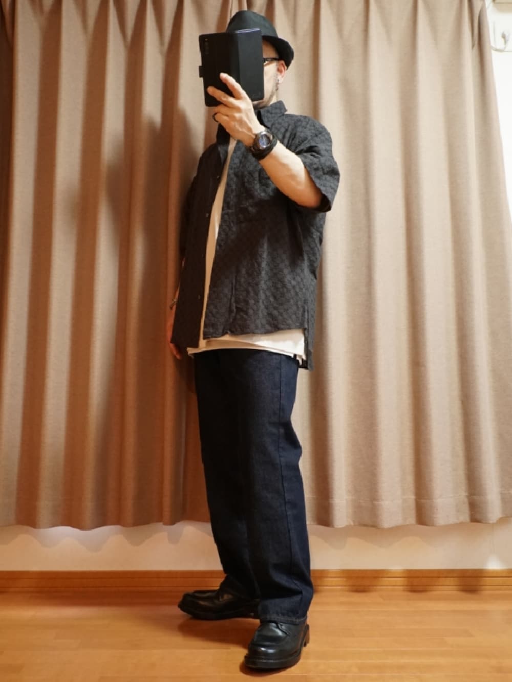 ブラック系のシューズ、ホワイト系のタンクトップ、ブルー系のデニムパンツを着用したメンズの夏コーディネートの2枚目の写真