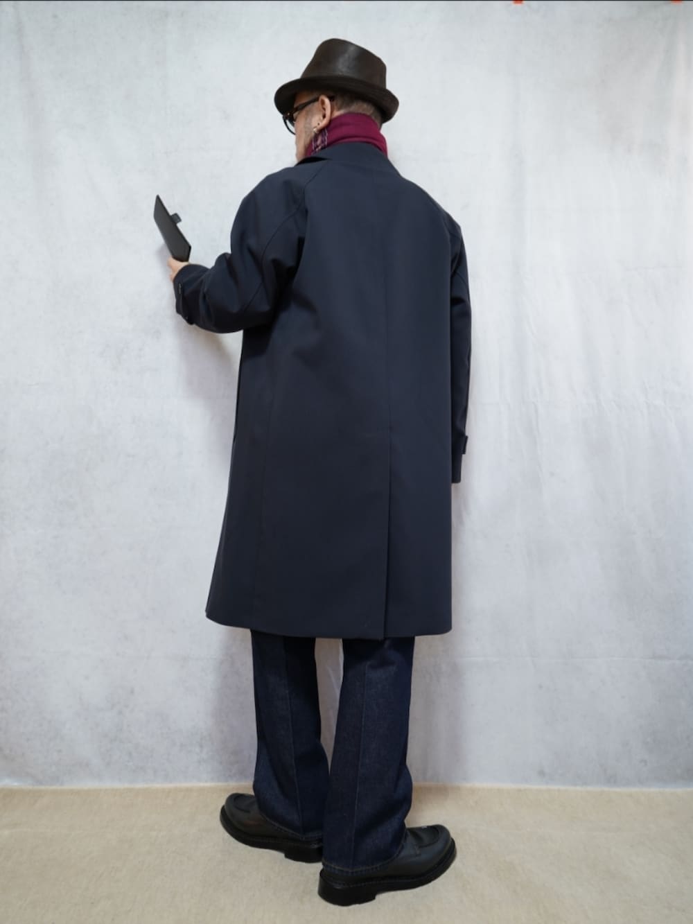 ブラック系のシューズ、ブルー系のデニムパンツ、ホワイト系のシャツ/ブラウスを着用したメンズの冬コーディネートの3枚目の写真