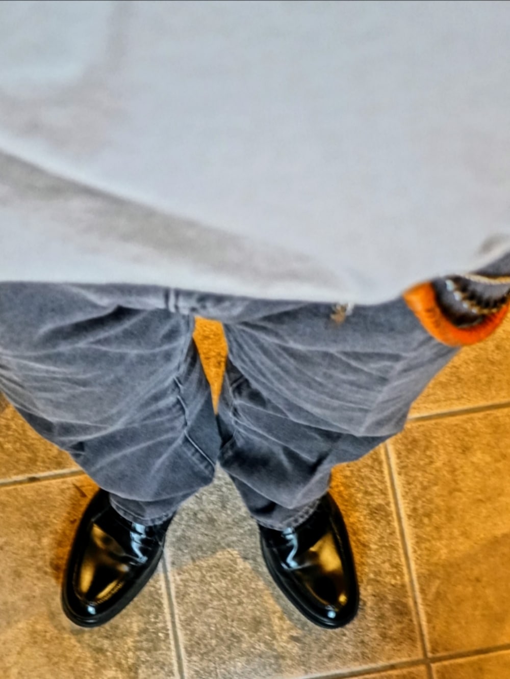 ブラック系のシューズ、グレー系のデニムパンツ、グレー系のTシャツ/カットソーを着用したメンズの春コーディネートの5枚目の写真