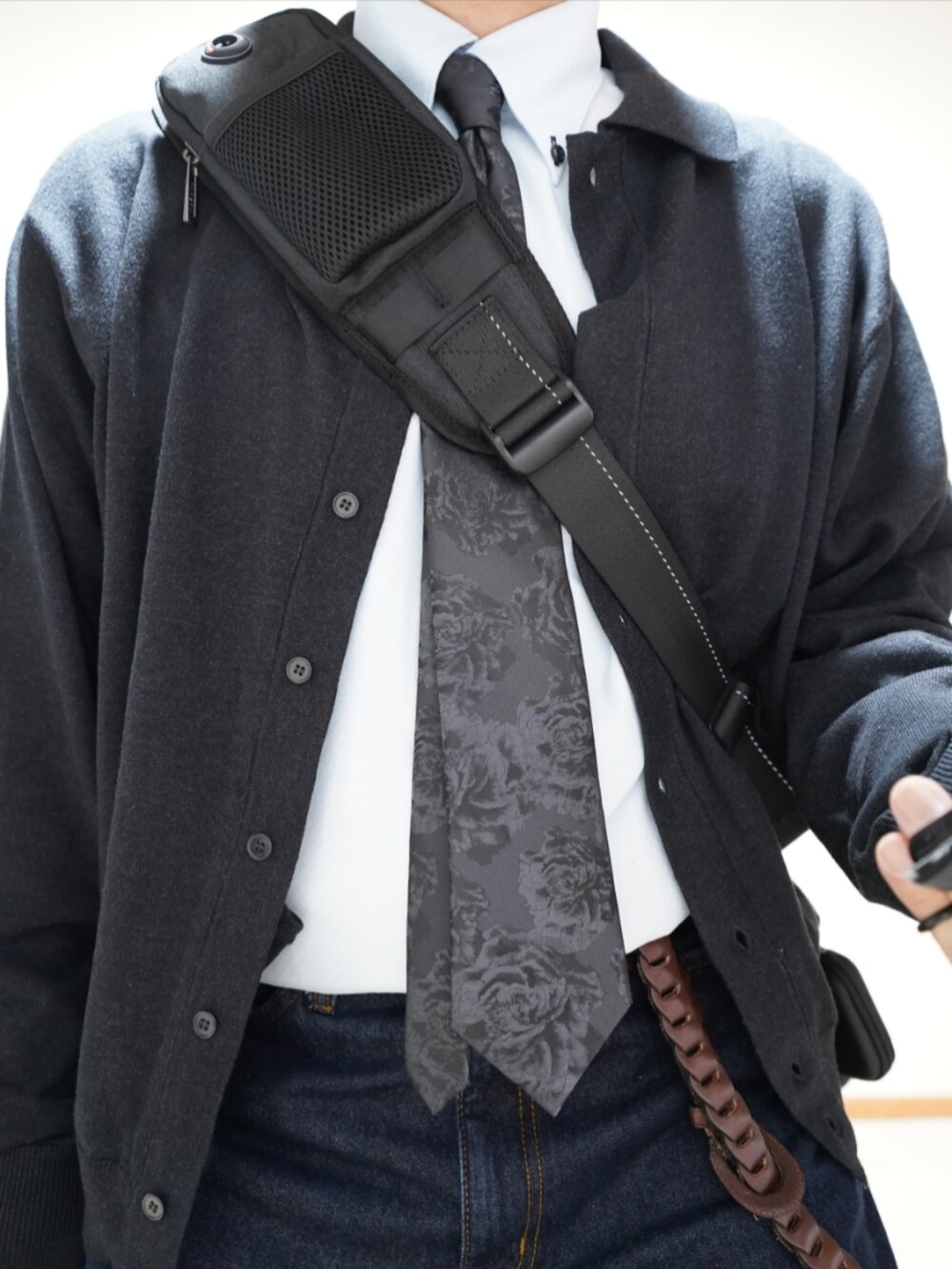 ブラック系のシューズ、ブルー系のデニムパンツ、ブラック系のネクタイを着用したメンズの春コーディネートの4枚目の写真