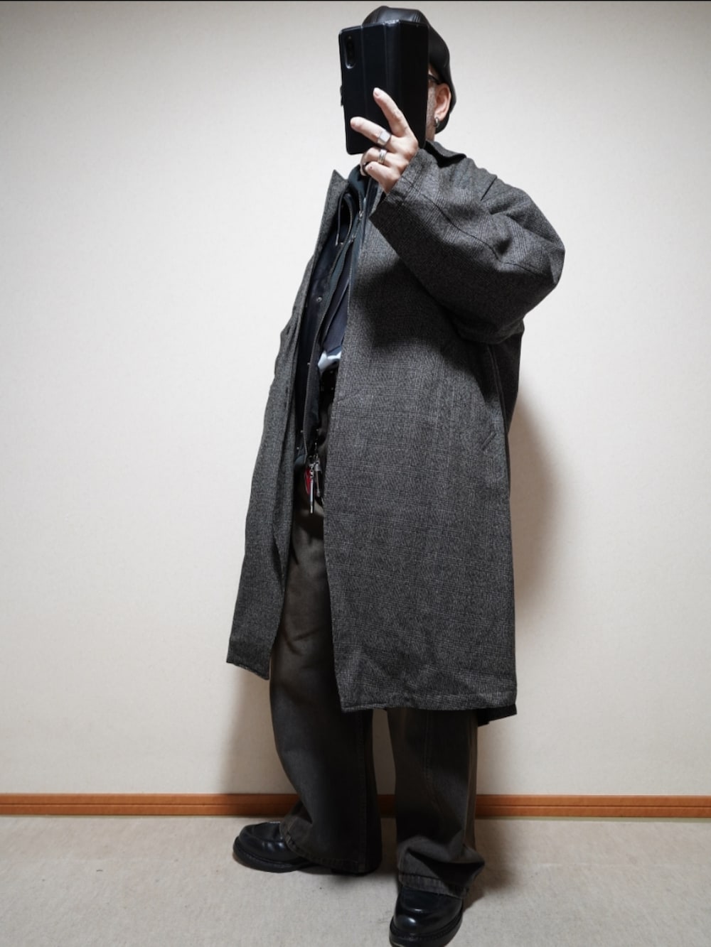 ブラック系のシューズ、ブラック系のデニムパンツ、ブラック系のパーカーを着用したメンズの冬コーディネートの2枚目の写真