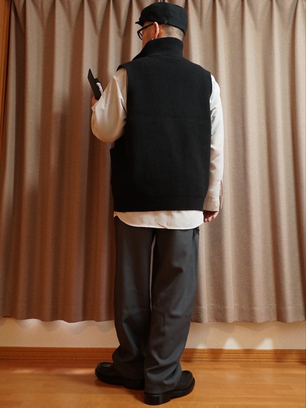 ブラック系のシューズ、グレー系のパンツ、ホワイト系のTシャツ/カットソーを着用したメンズの夏コーディネートの3枚目の写真
