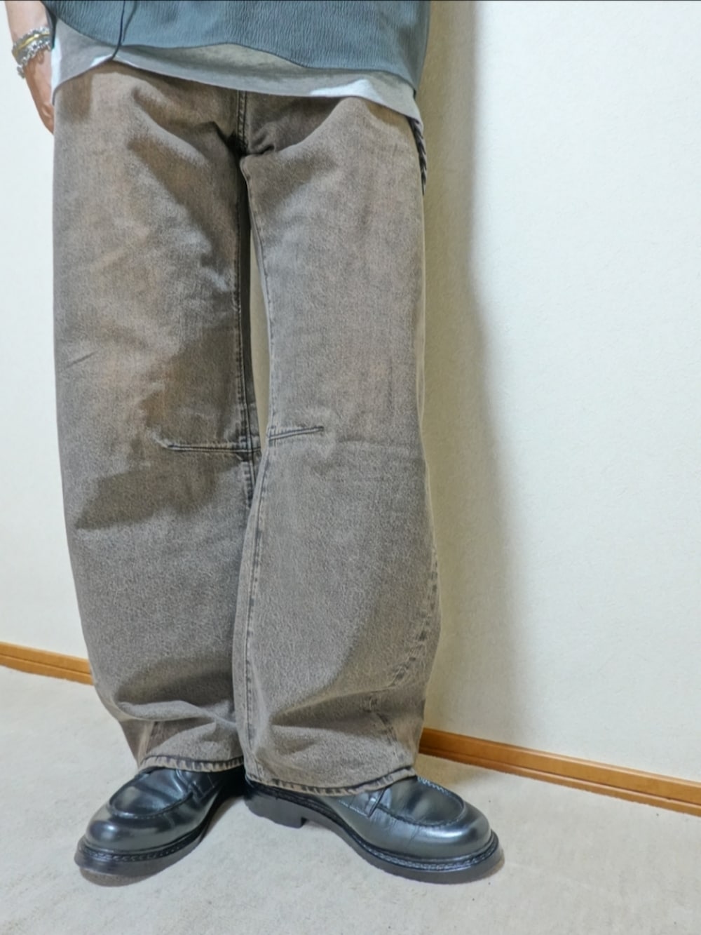 ブラック系のシューズ、ブラウン系のデニムパンツ、グレー系のタンクトップを着用したメンズの夏コーディネートの4枚目の写真