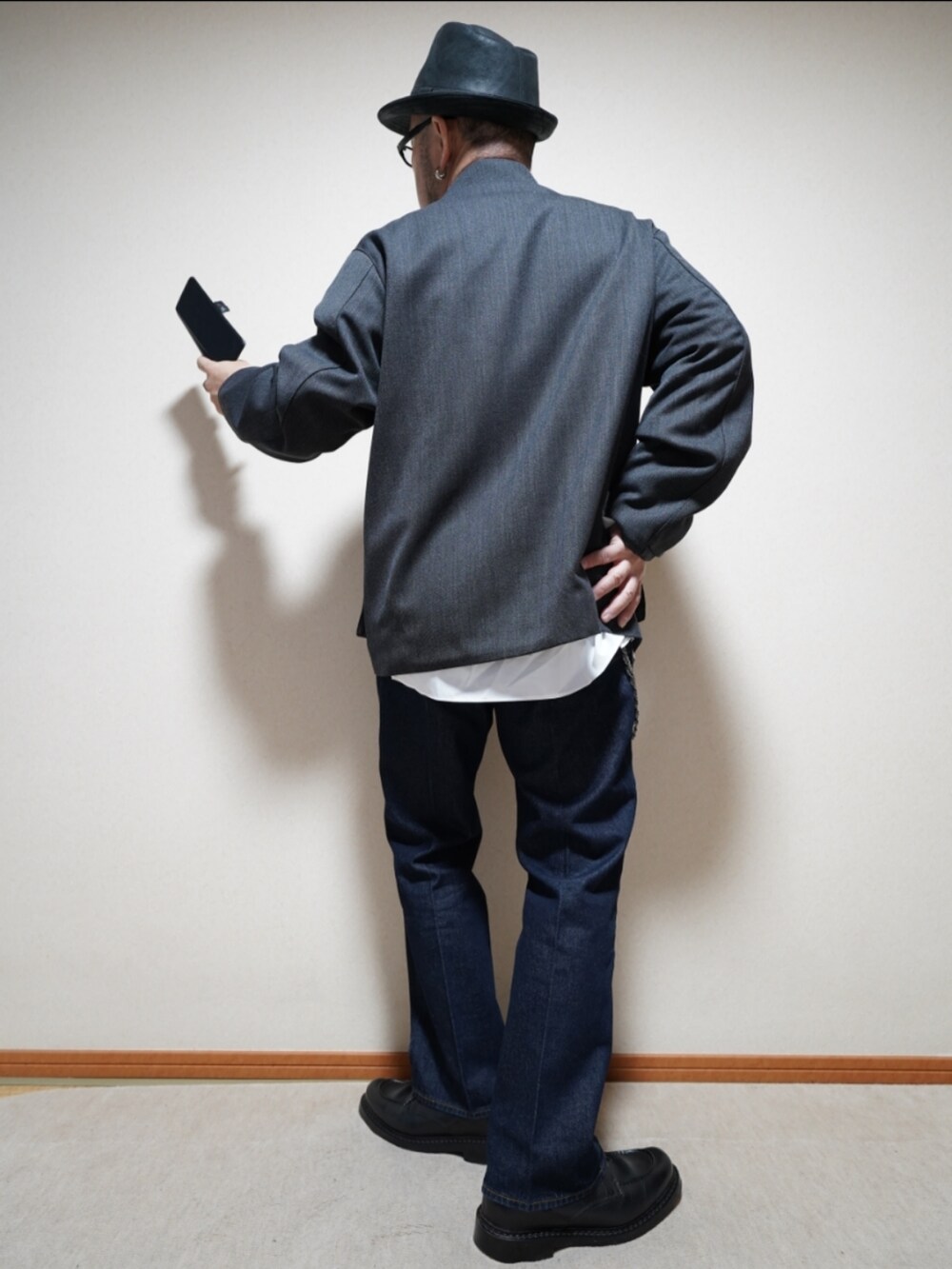 ブラック系のシューズ、ブルー系のデニムパンツ、ホワイト系のシャツ/ブラウスを着用したメンズの冬コーディネートの4枚目の写真