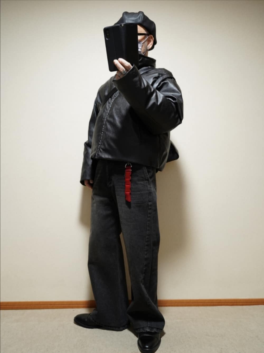 ブラック系のドレスシューズ、ブラック系のデニムパンツ、ブラック系のダウンジャケット/コートを着用したメンズの冬コーディネートの2枚目の写真