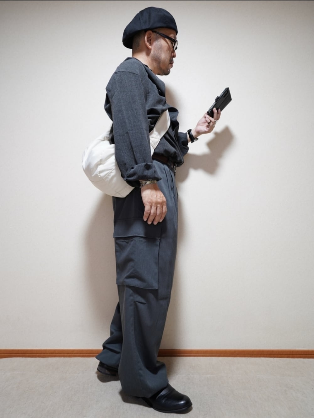 ブラック系のスリッポン、グレー系のカーゴパンツ、グレー系のシャツ/ブラウスを着用したメンズの秋コーディネートの5枚目の写真