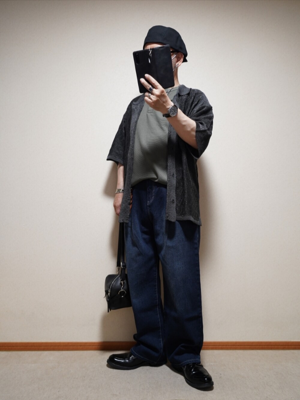 ブラック系のシューズ、ブルー系のデニムパンツ、ブラック系のショルダーバッグを着用したメンズの夏コーディネートの2枚目の写真